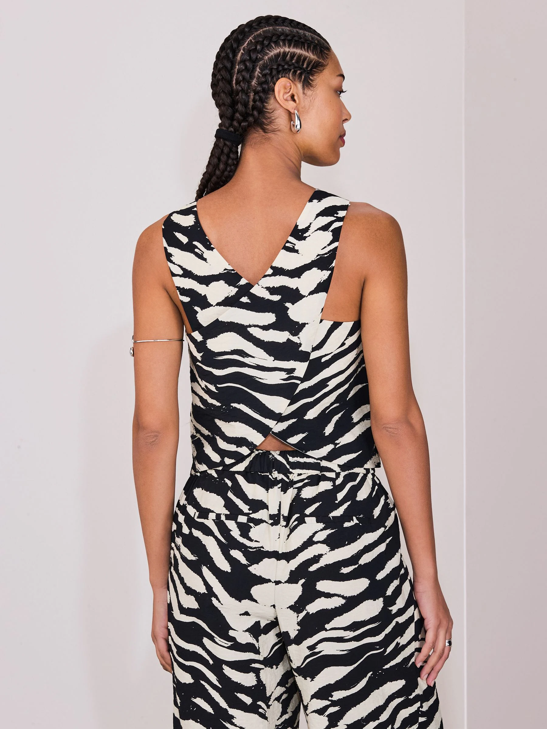 Black/White Zebra Cross Back Shell Top with Linen
