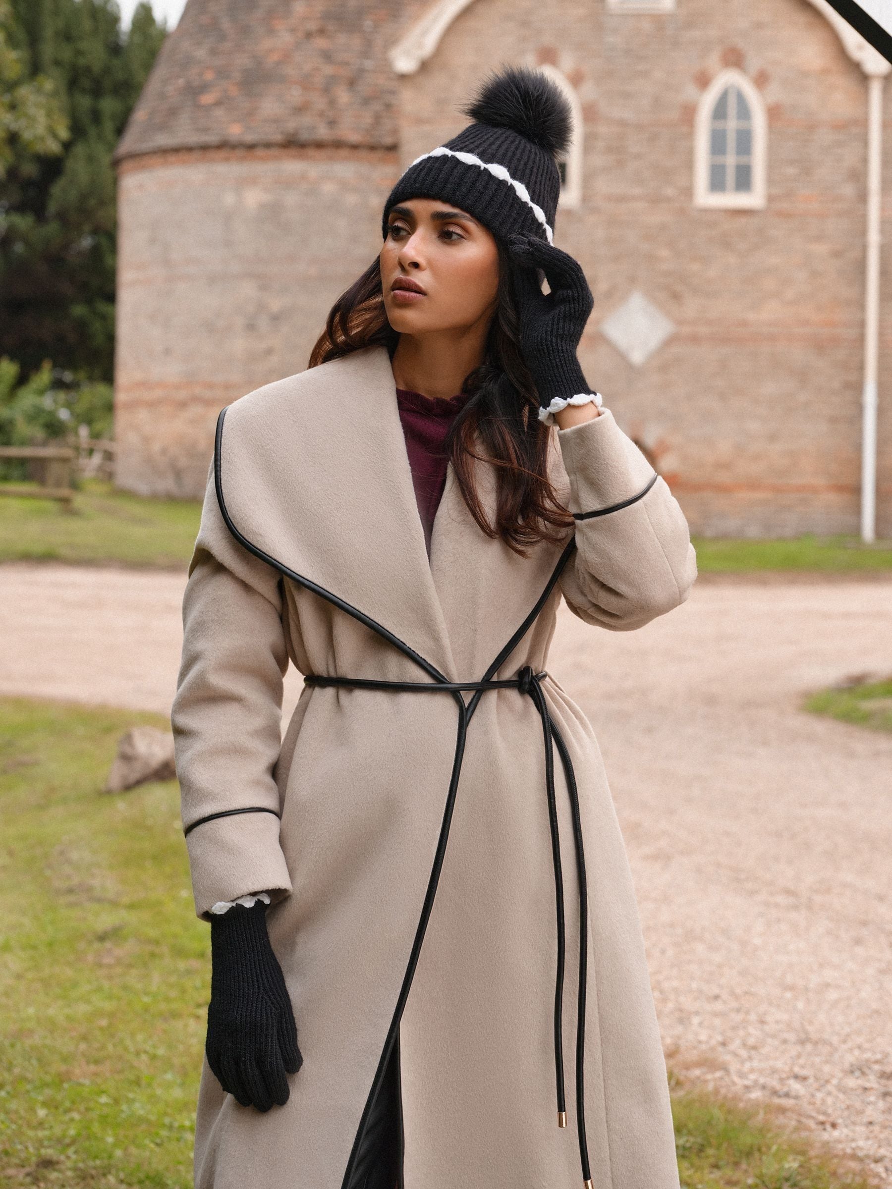 Love & Roses Black Scallop Trim Ribbed Pom Hat and Gloves Set