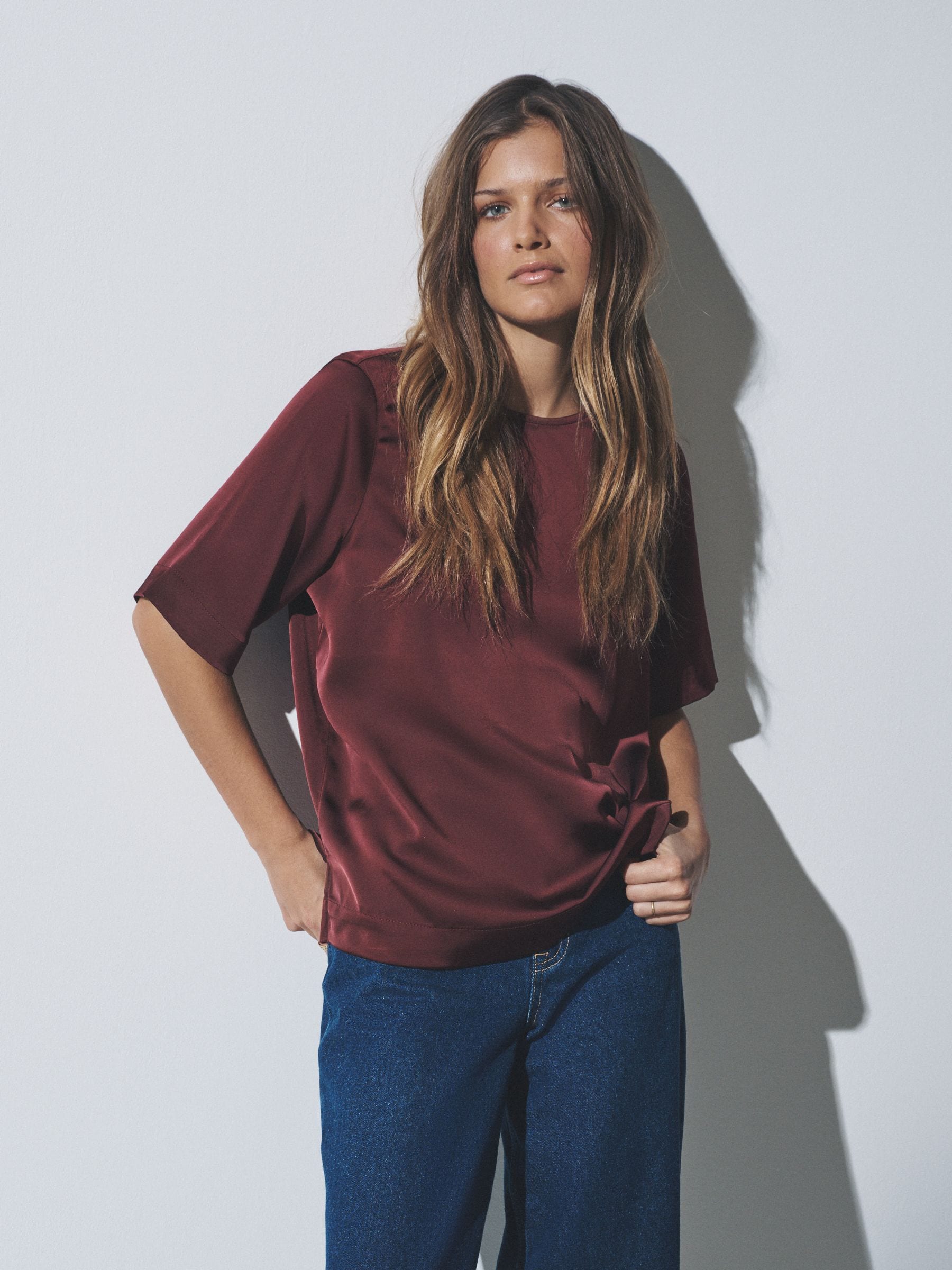 The Set 2 Pack Satin Shortsleeve Tops Black/Burgundy Red