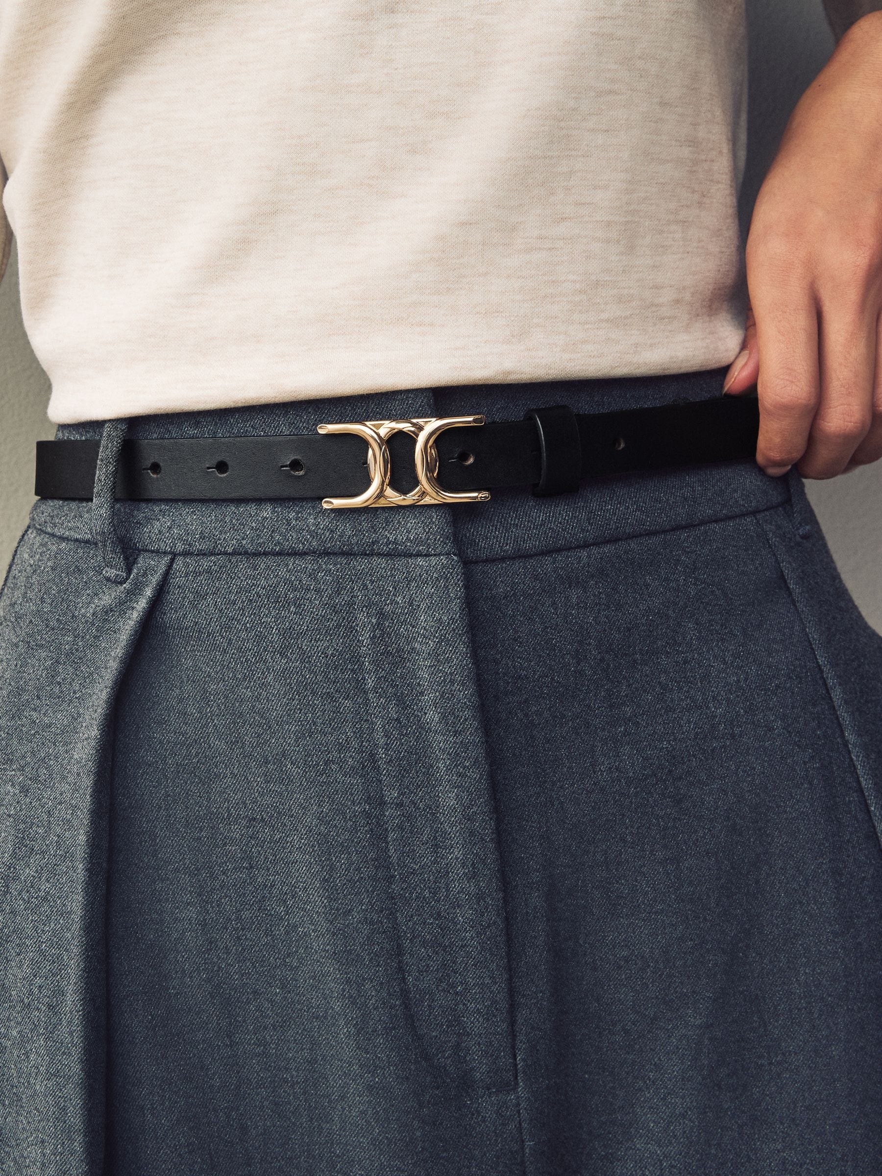 Black Statement Buckle Skinny Leather Belt