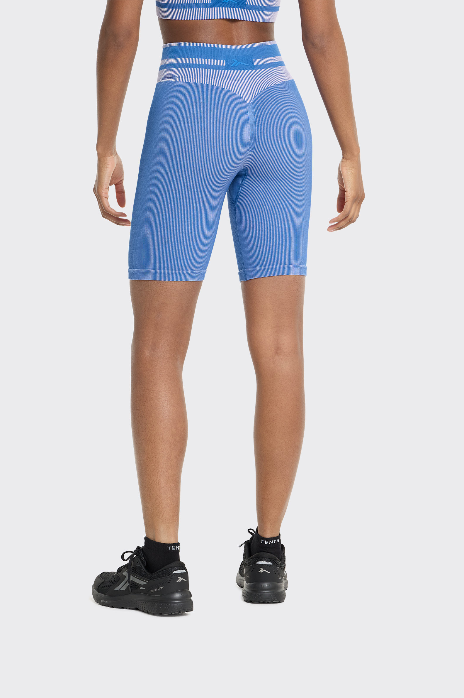 Malla Essentials Tenth Biker Seamless Mujer