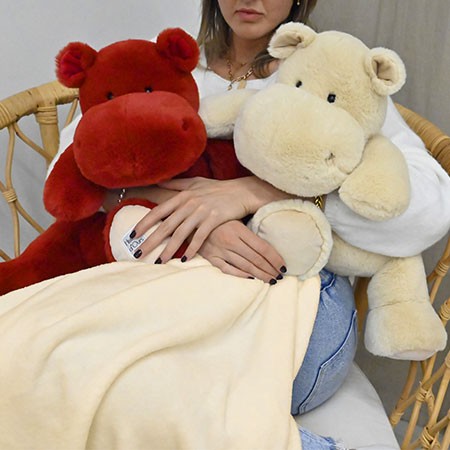 Peluche Géante Hippopotame rouge 45 cm et son Plaid