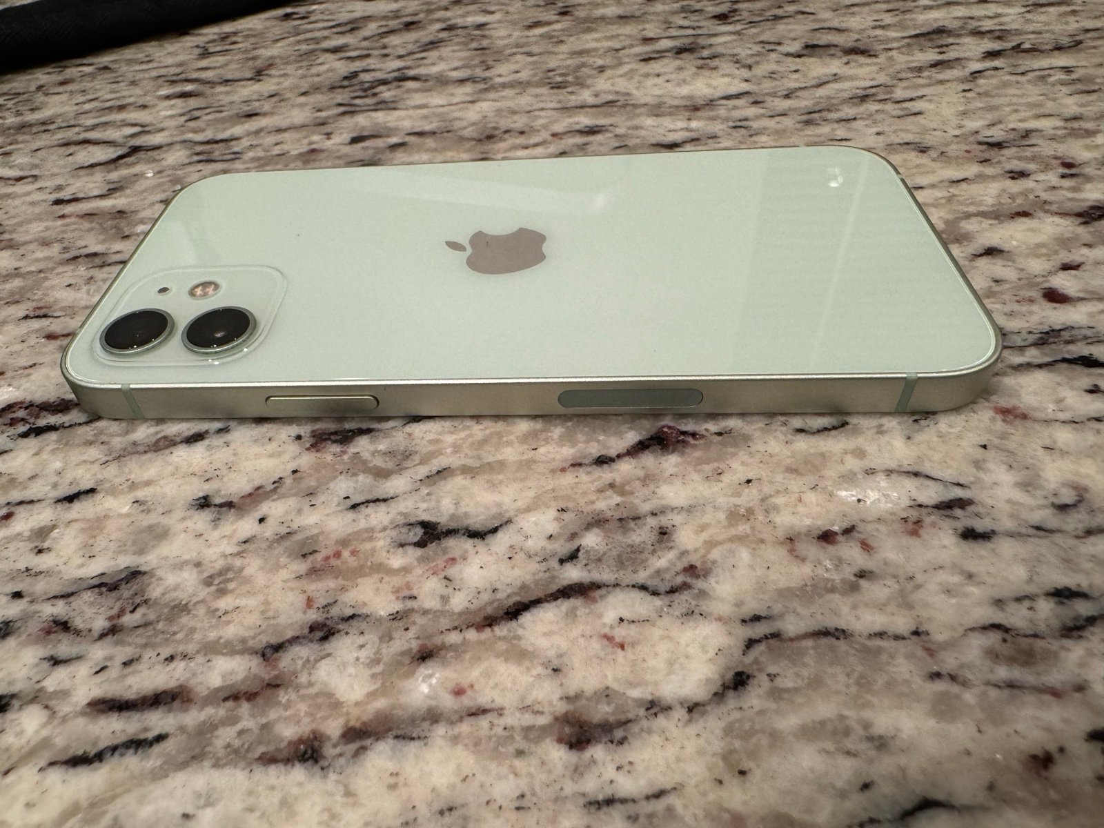 Apple iPhone 12 128 GB in Green 8T75