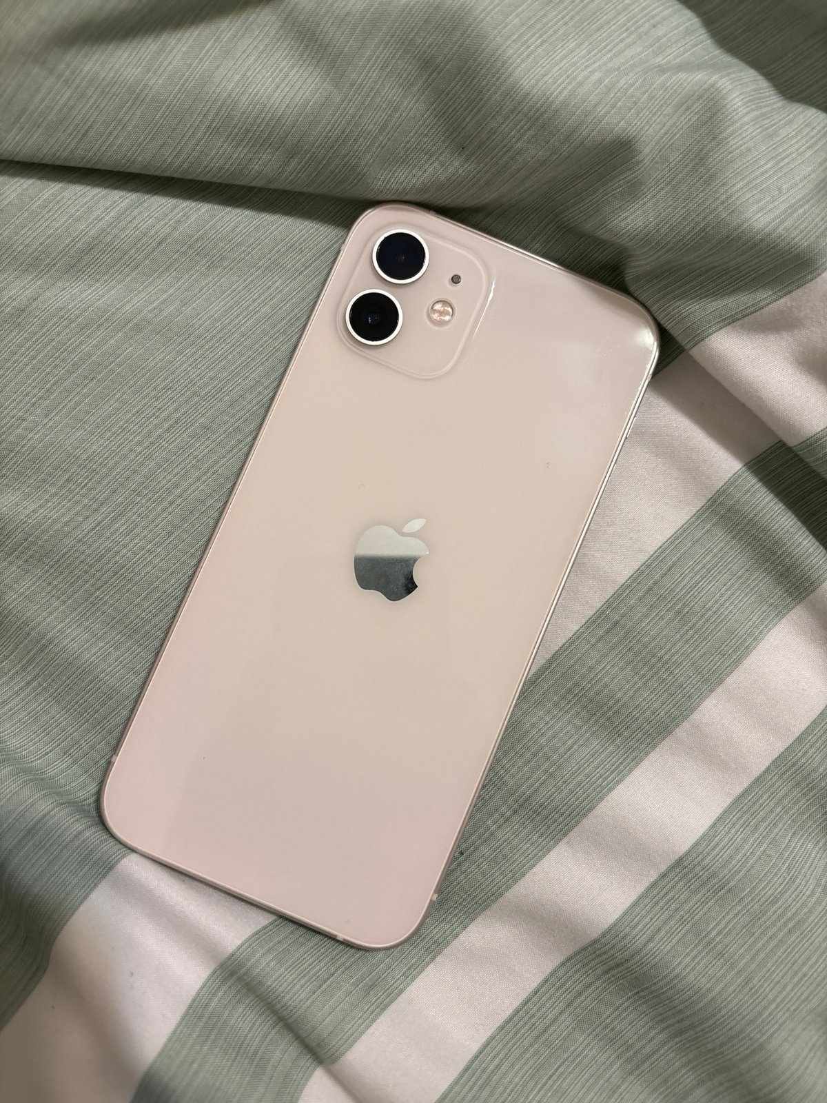 Apple iPhone 12 128 GB in White for Unlocked 2Y38