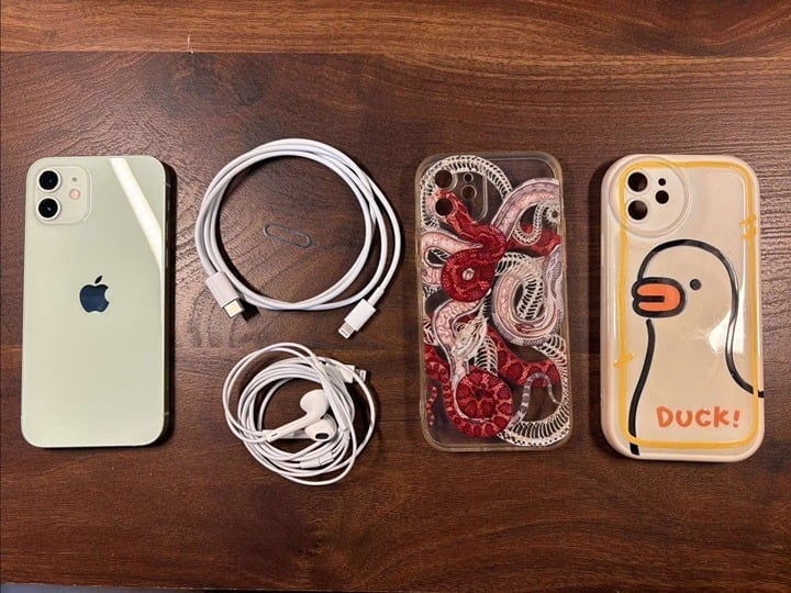 iPhone 12 256 GB (Unlocked) + 2 Cases + Accessories 6X52