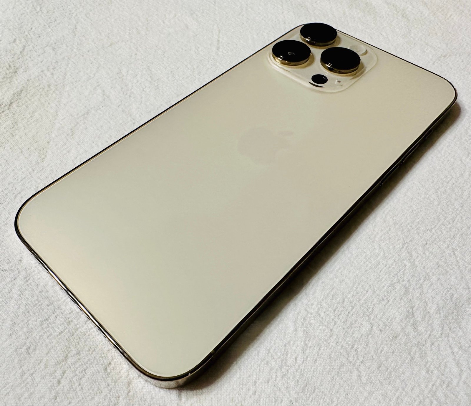 Apple iPhone 14 Pro Max 128GB in Gold (Unlocked) + Accessories 6Q39