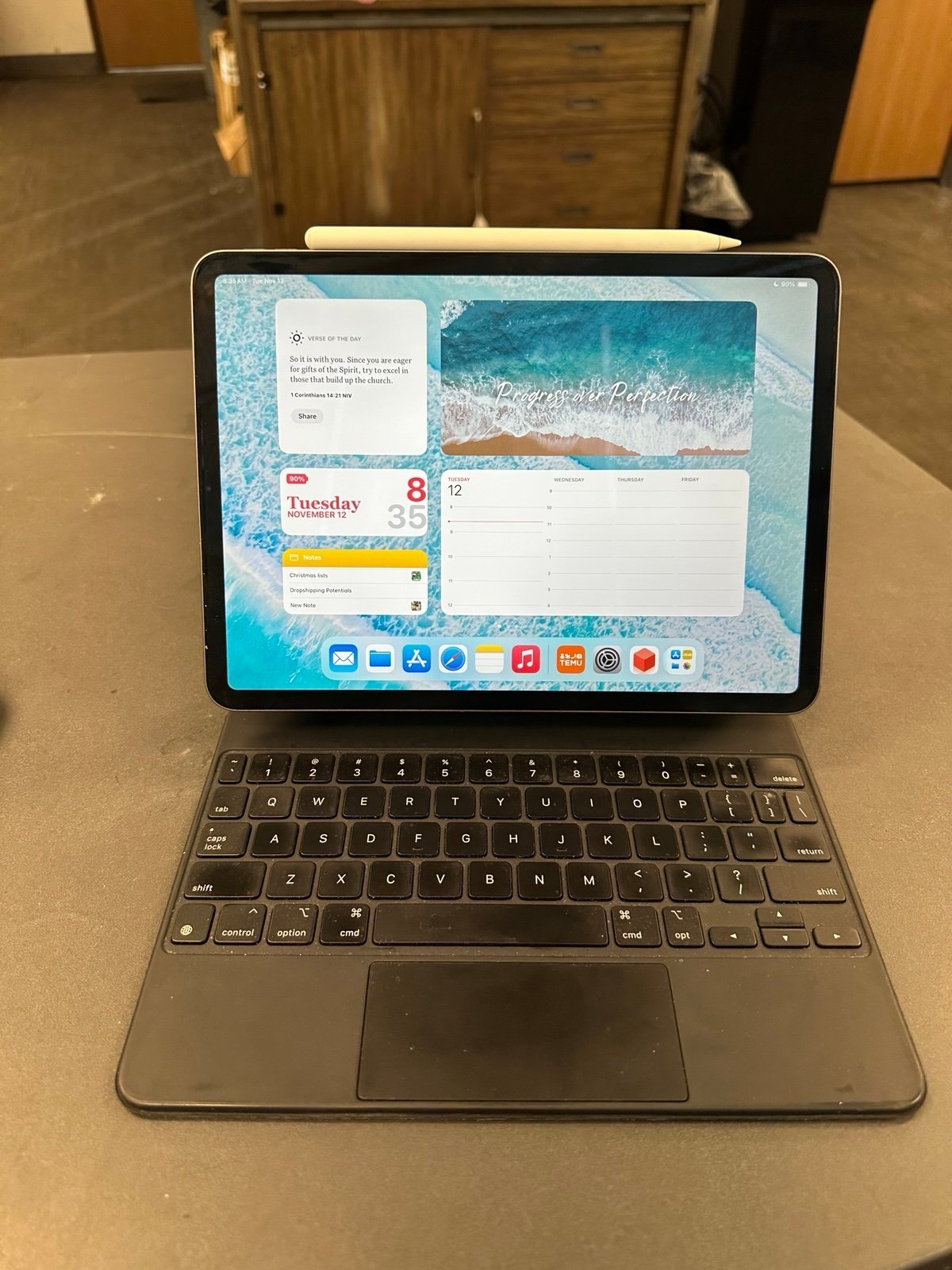 iPad Pro (A1980) with Magic Keyboard Case and Apple Pencil 2 6Q68