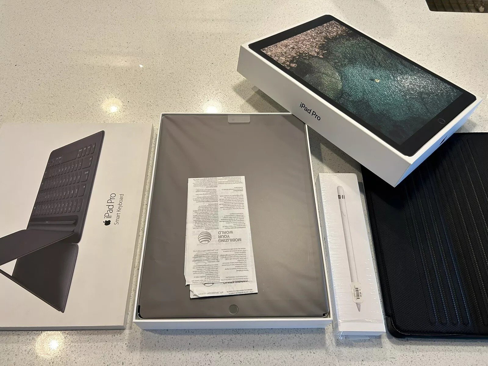 Apple iPad Pro 12.9” Wifi + Cellular 256GB Space Gray Unlocked Apple Keyboard 3G51