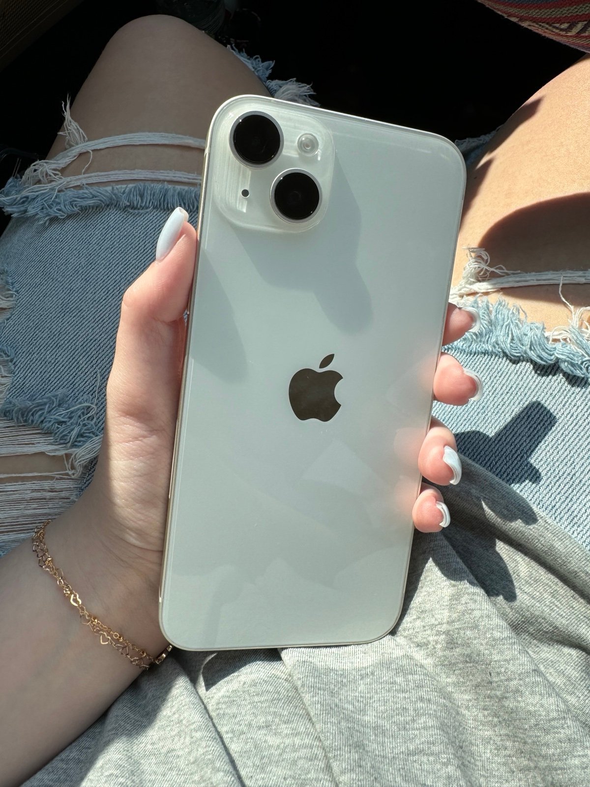 White iPhone 14 plus 1K26