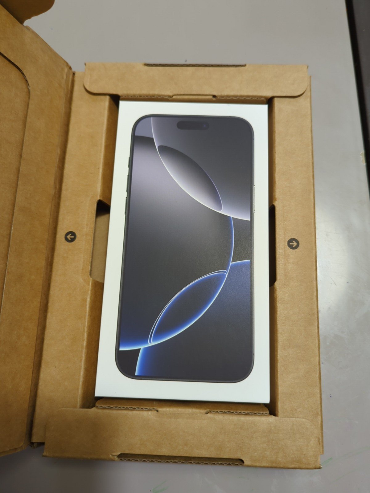 iPhone 16 pro max 256gb Black Titanium Or Desert Titanium Unlocked 8H68