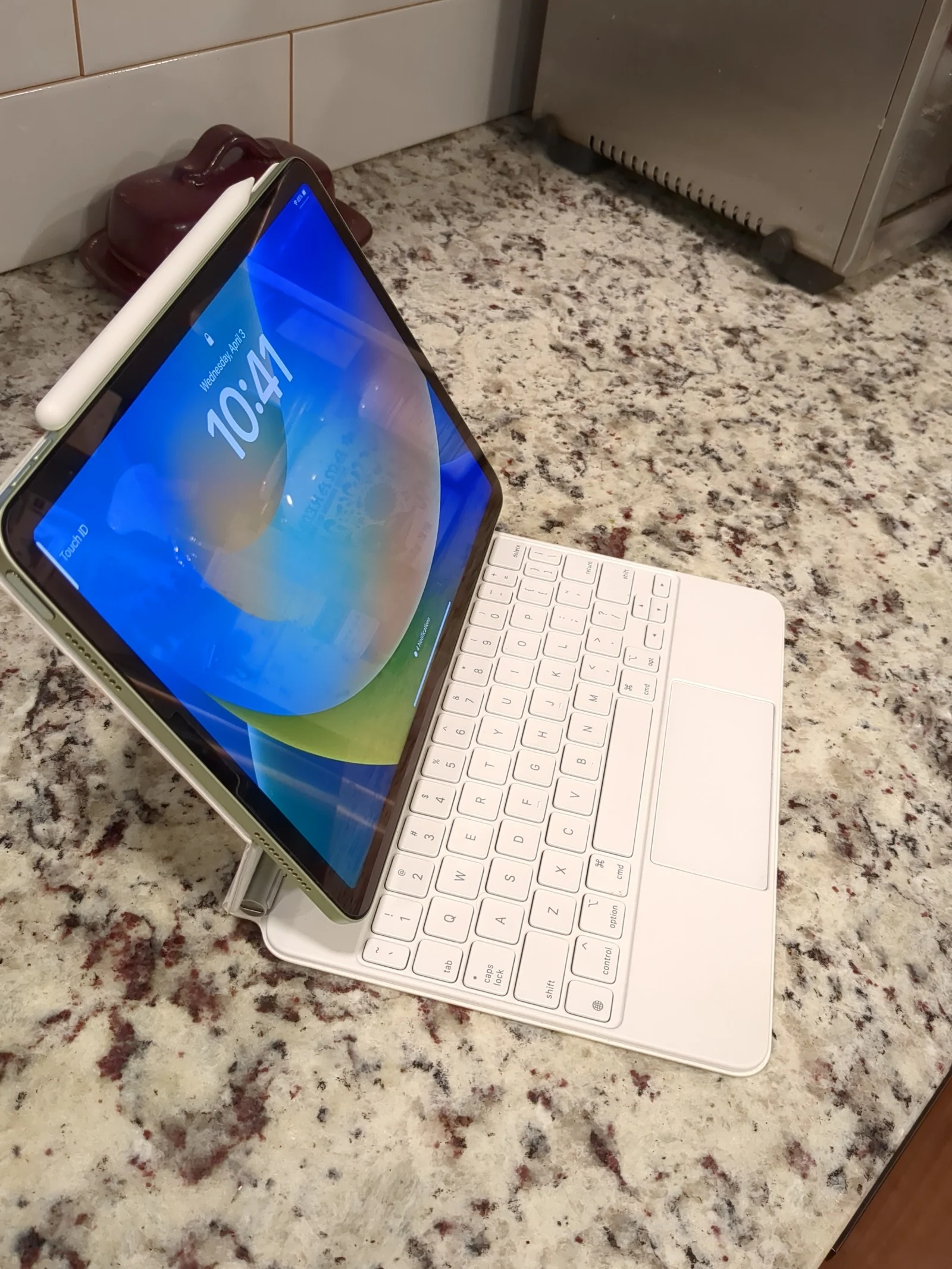 SOLD - Apple iPad Air 4th Generation 256 GB in Green bundle 3R21