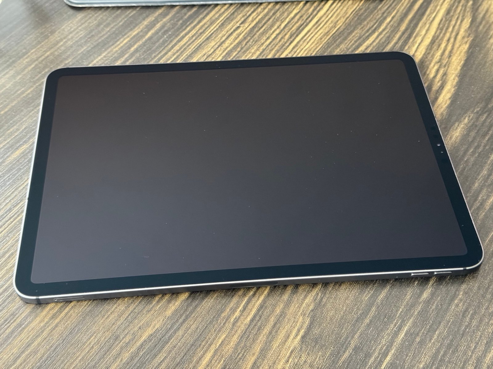 iPad Pro 3rd Generation 11” (2018) 256gb WiFi + Cellular and Magic Trackpad Case 1V52