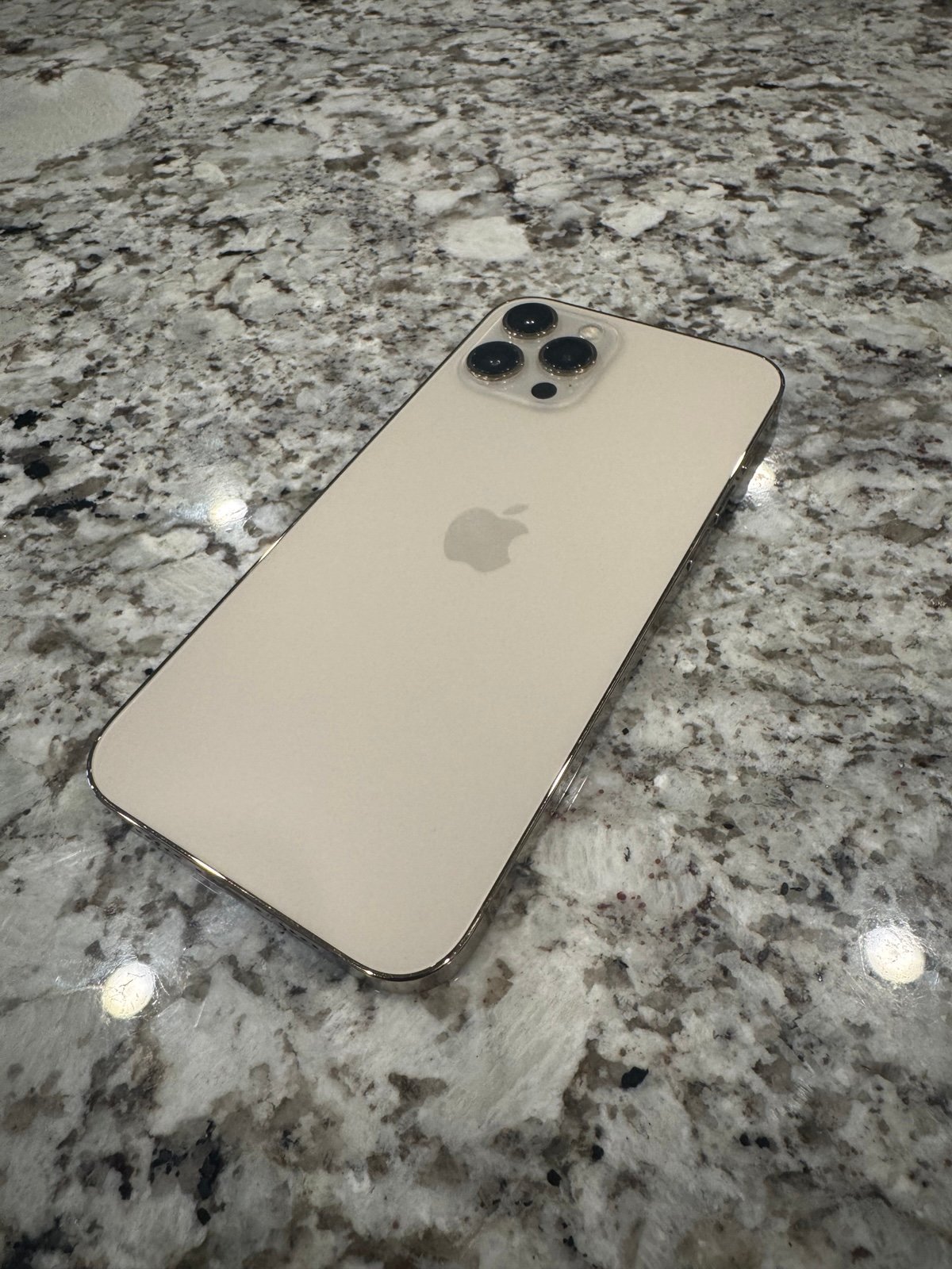 Gold iPhone 12 Pro Max 256GB 7T12