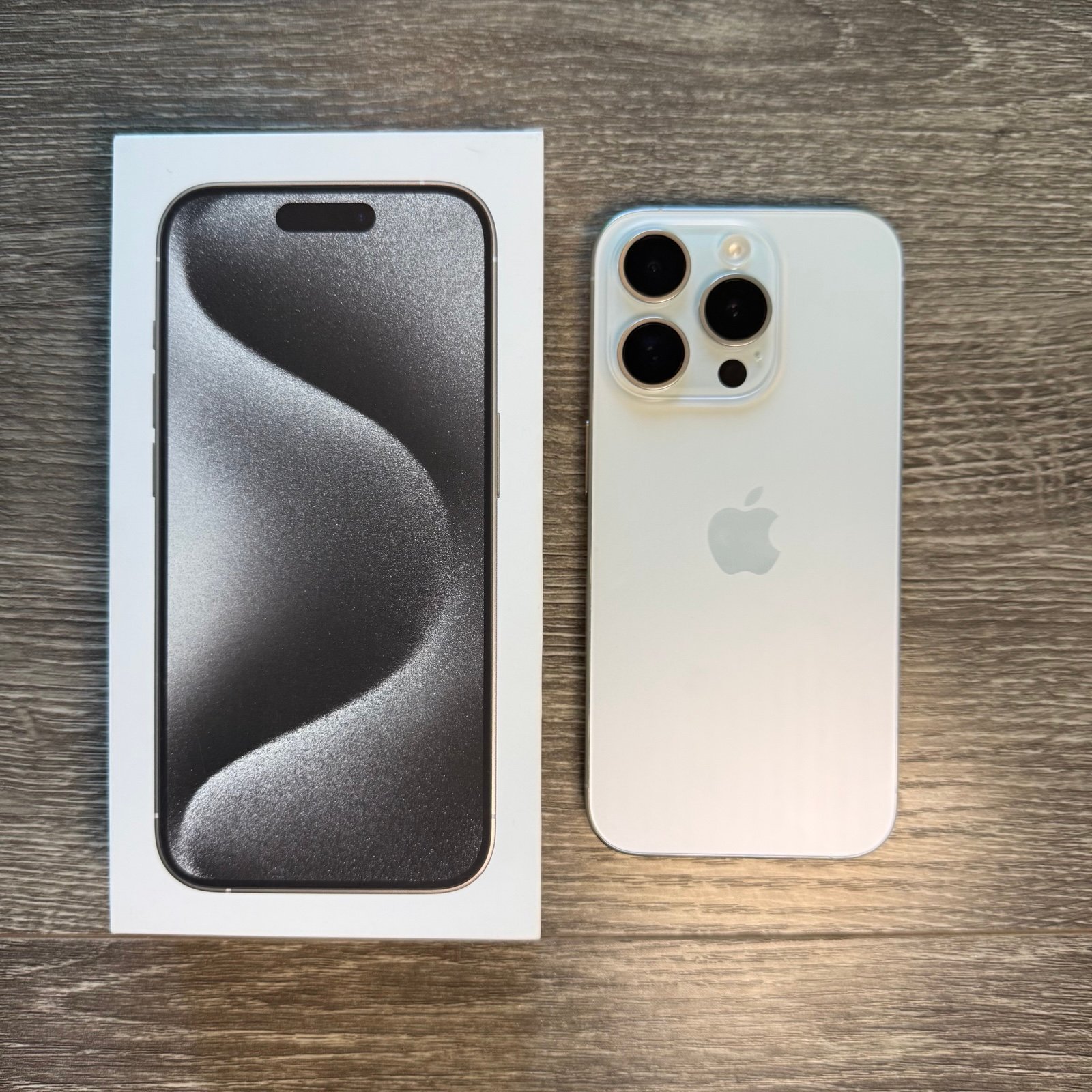 iPhone 15 Pro 256Gb - White Titanium - Fully Unlocked 7J75