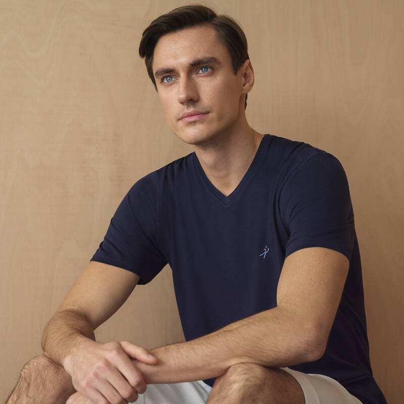 V YAKA SİYAH BASİC TİŞÖRT